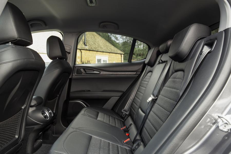 Интерьер Alfa Romeo Stelvio Nero Edizione (949) 2018 года  (UK) (фото 6 из 17)